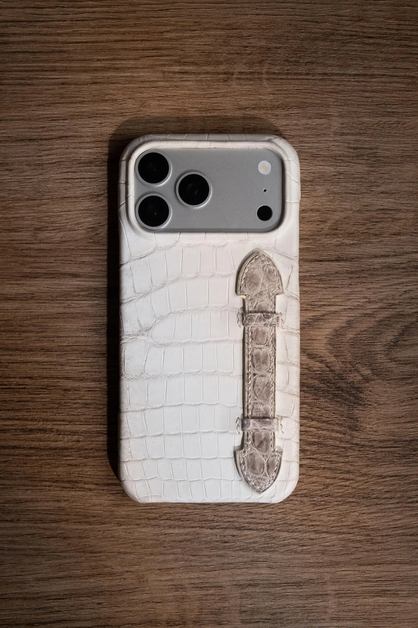 Ốp Lưng iPhone Da Cá Sấu Himalaya Trắng Kem – Có Quai Cầm
