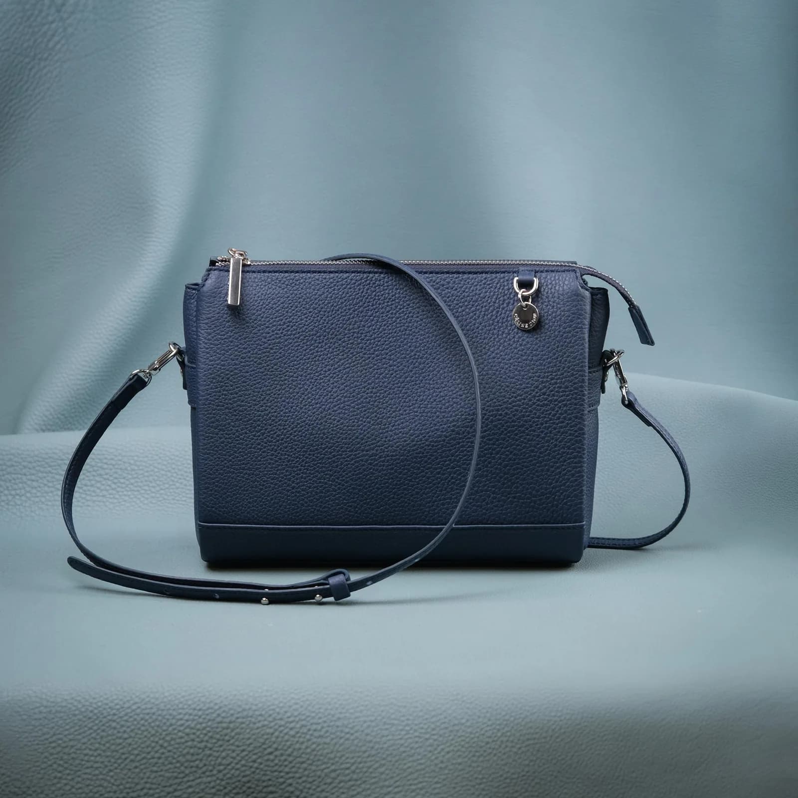 Túi Crossbody Da Bò Vân Togo Xanh Navy – Phong Cách Celine Dion