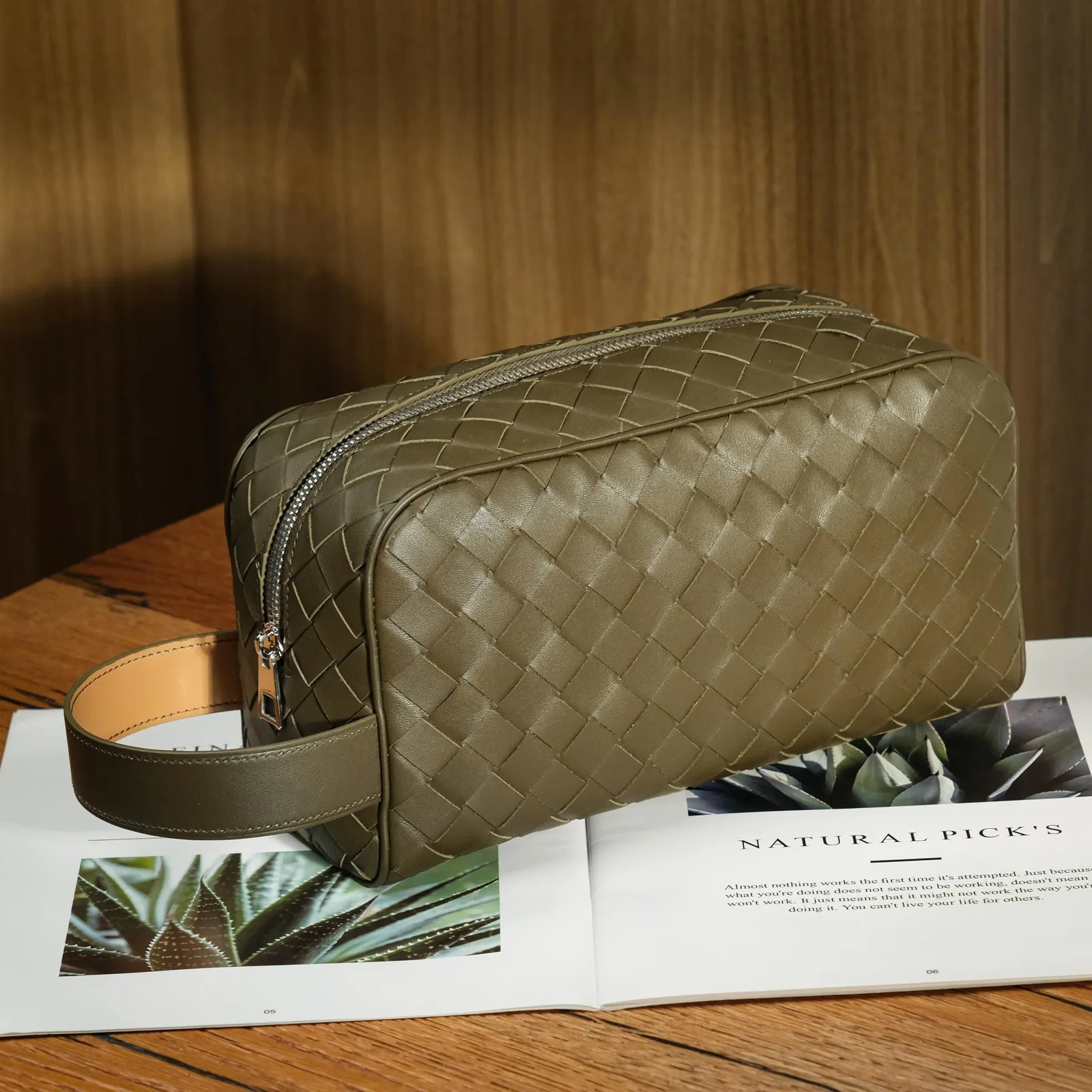 Woven Doppkit - Túi du lịch da bò Nappa - Olive - KOI Leather