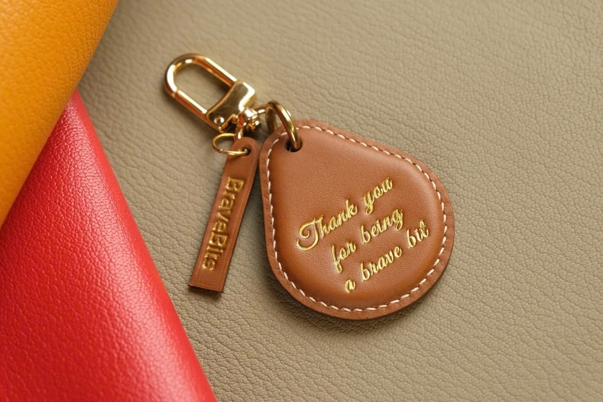 Móc khóa giọt nước da sáp caramel dập nhũ vàng Thank you for being a brave bit