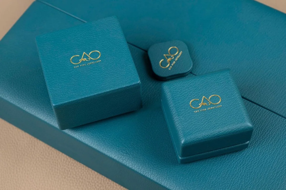 Khay da đựng trang sức dập chìm logo thương hiệu CAO Fine Jewellery
