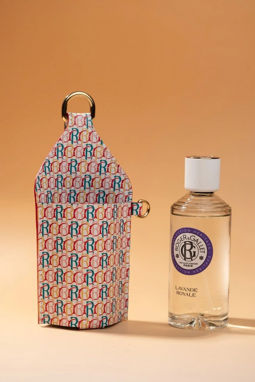 Bao da du lịch dáng đứng Monogram RG phối cùng chai nước hoa Roger & Gallet Paris