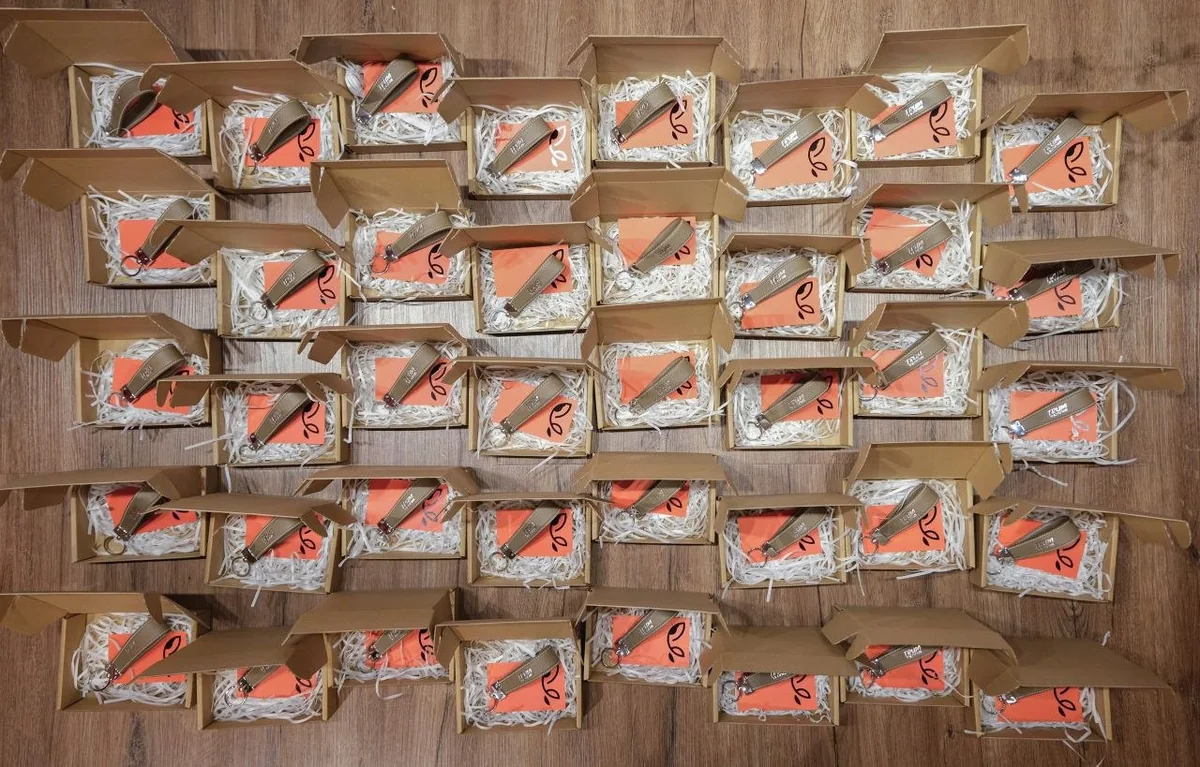 Lô 40 set quà tặng hộp kraft lót giấy rơm cùng móc khóa da Trum Tennis