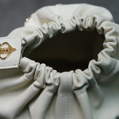 Túi Nữ Da Dây Rút Da Bê Calfskin Vân Swift 19×17 ×17cm Beige