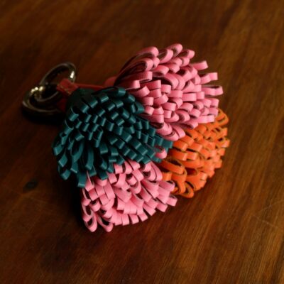 Charm Hoa Đeo Túi Đủ Màu Sắc