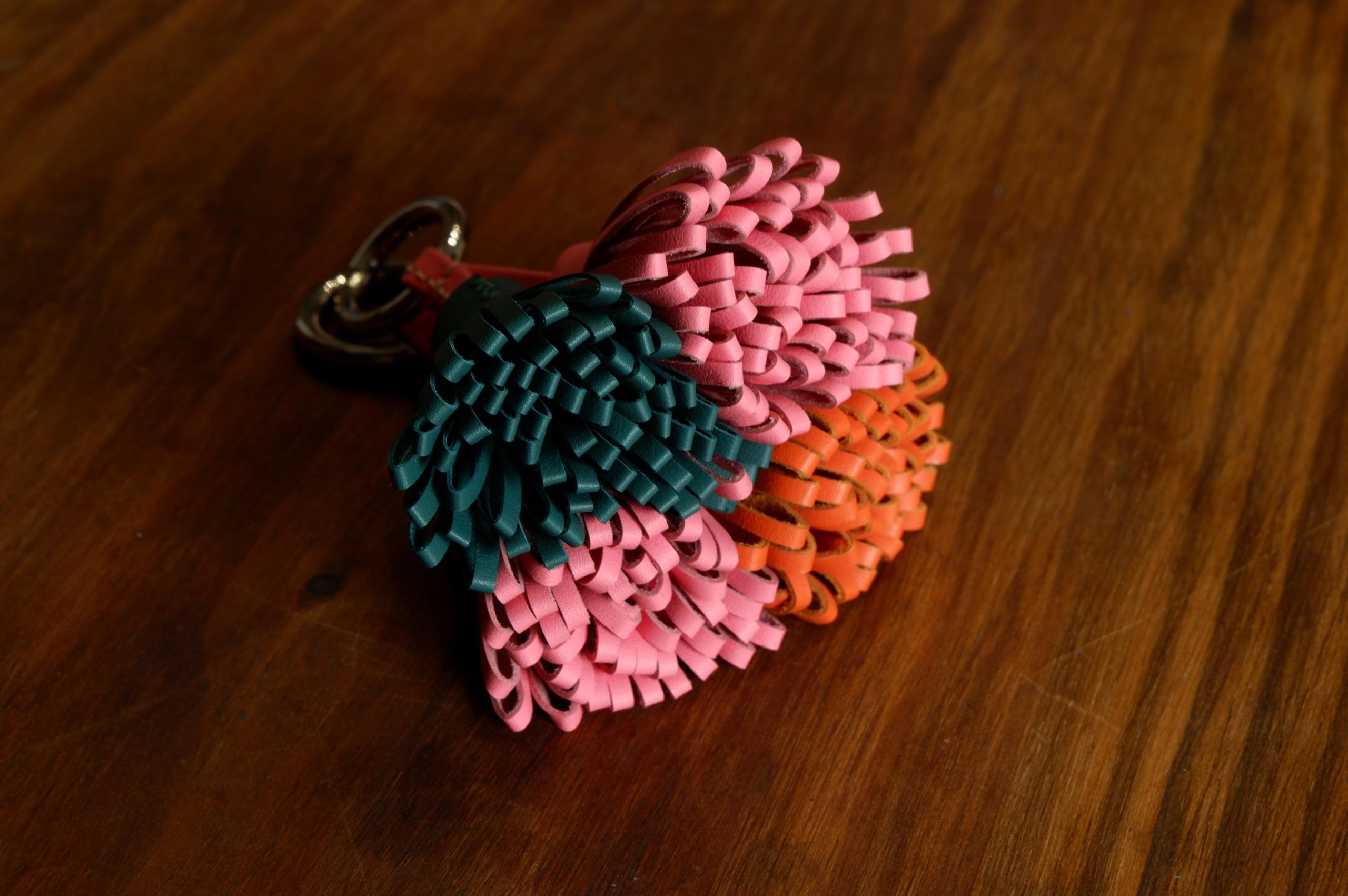 Charm Hoa Đeo Túi Đủ Màu Sắc