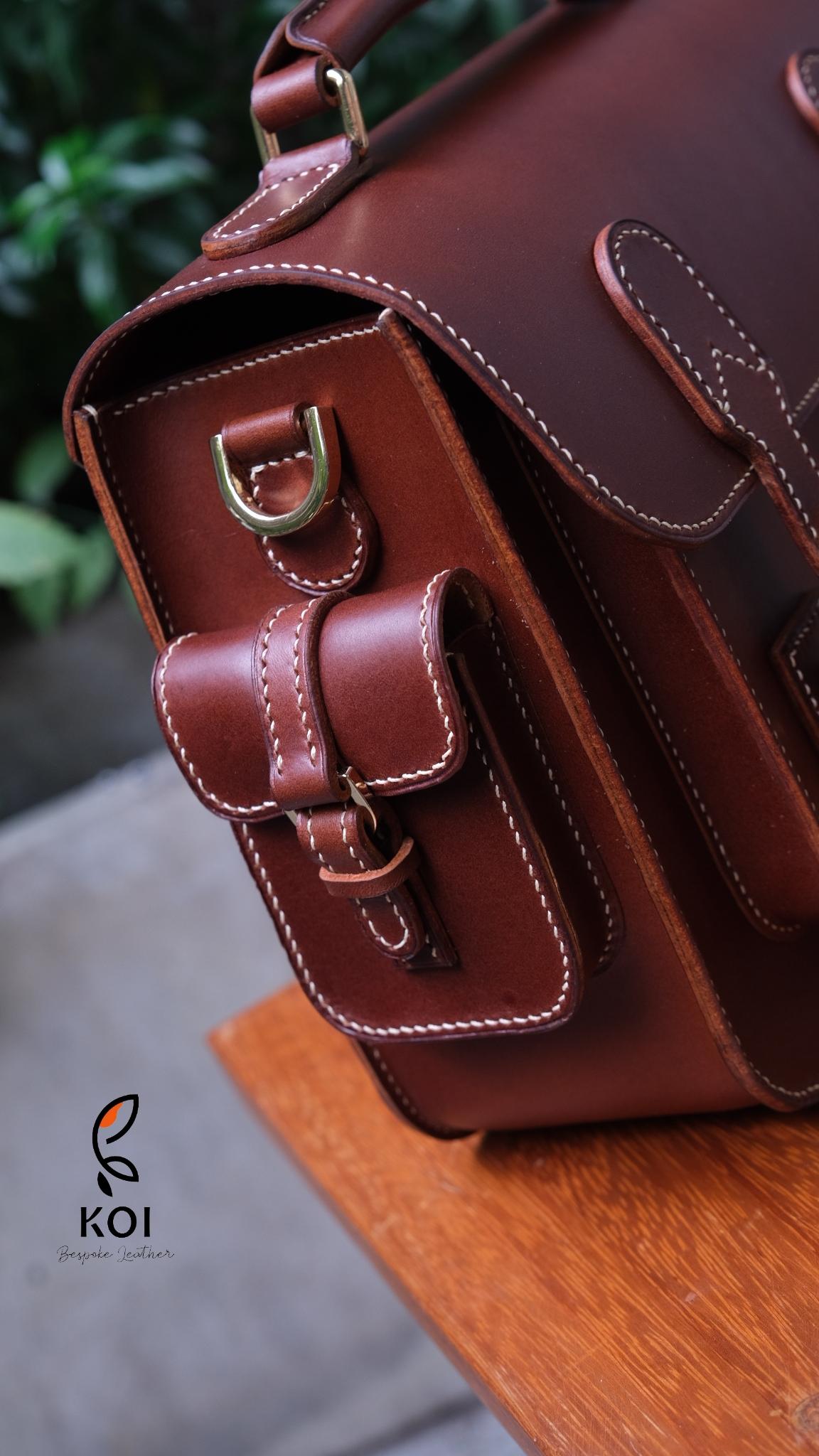 Túi Da Nam Đối Tượng Sử Dụng: Kích Thước: Thương Hiệu: Koi Bespoke Leather Loại Thiết Kế: Koi Leather Developed Bảo Hành: Màu Sắc Chủ đạo: Màu Sắc Phối: Animal Skin: Chất Liệu Da: