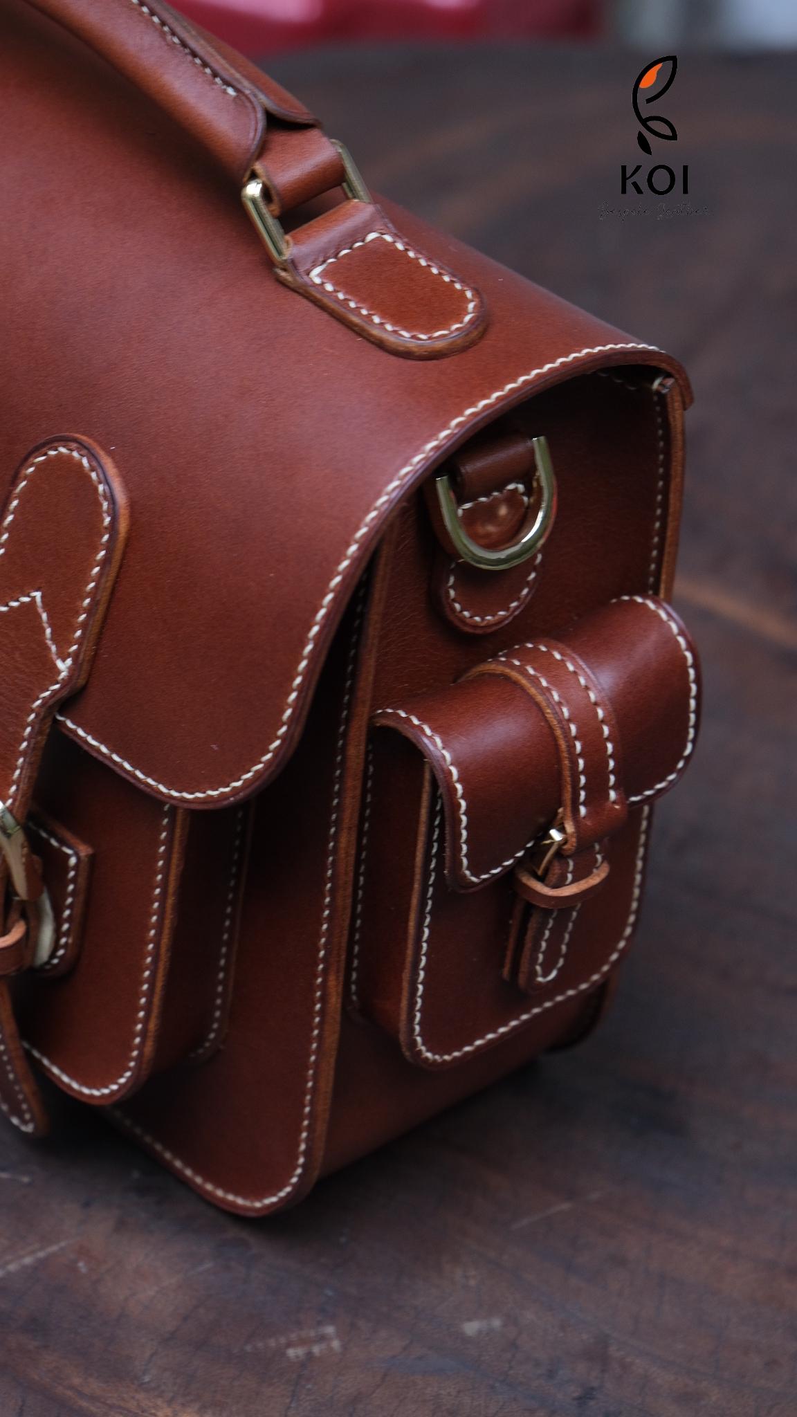 Túi Da Nam Đối Tượng Sử Dụng: Kích Thước: Thương Hiệu: Koi Bespoke Leather Loại Thiết Kế: Koi Leather Developed Bảo Hành: Màu Sắc Chủ đạo: Màu Sắc Phối: Animal Skin: Chất Liệu Da: