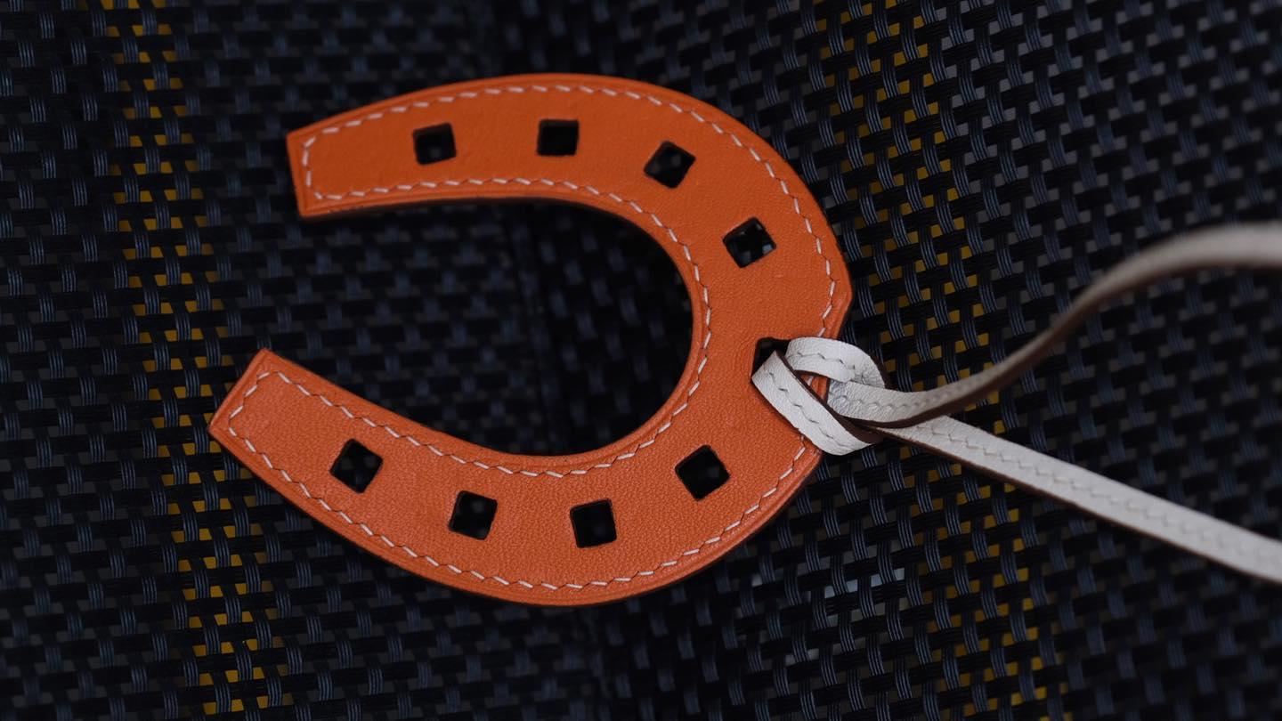 Charm Móng Ngựa Đeo Túi