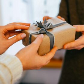 Quà Tặng Nhân Viên Ý Nghĩa, Lý Tưởng Cho Doanh Nghiệp