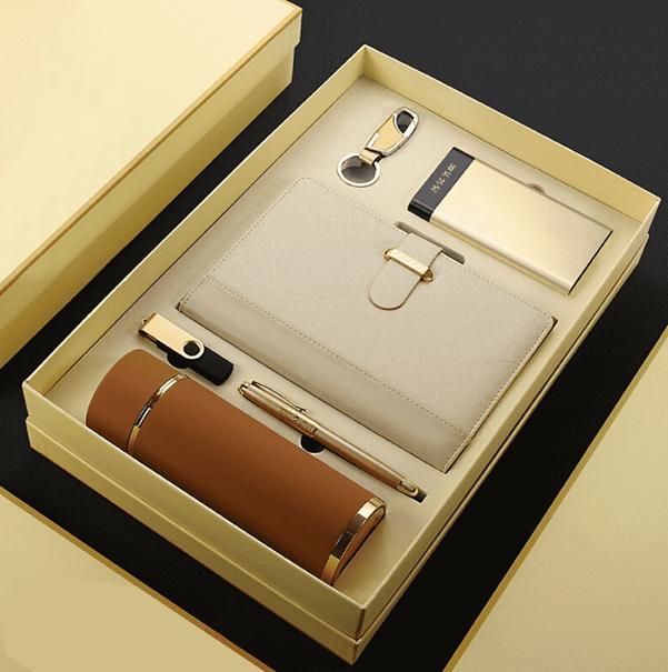 Giftset công nghệ (sạc, tai nghe, USB) trong hộp da cao cấp.