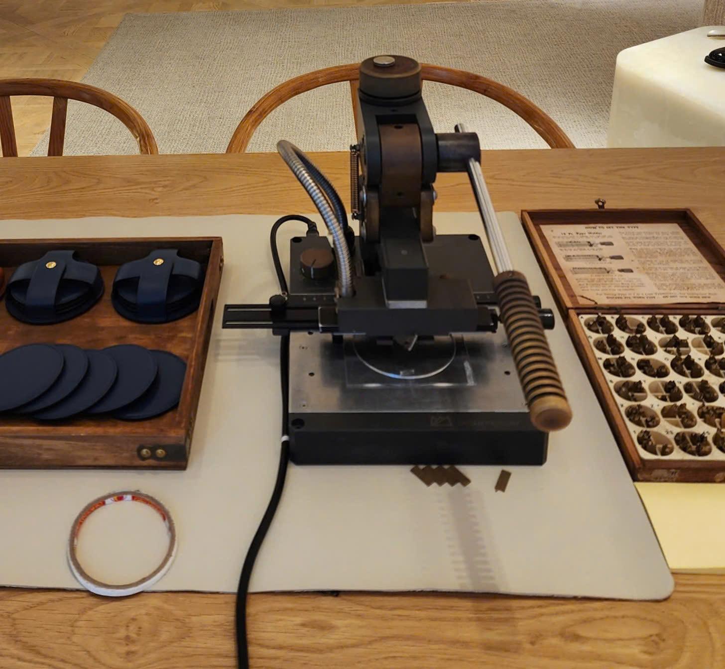 Khắc Chữ Lên Ví Da – Kỹ Thuật Dập Nhiệt Cao Cấp