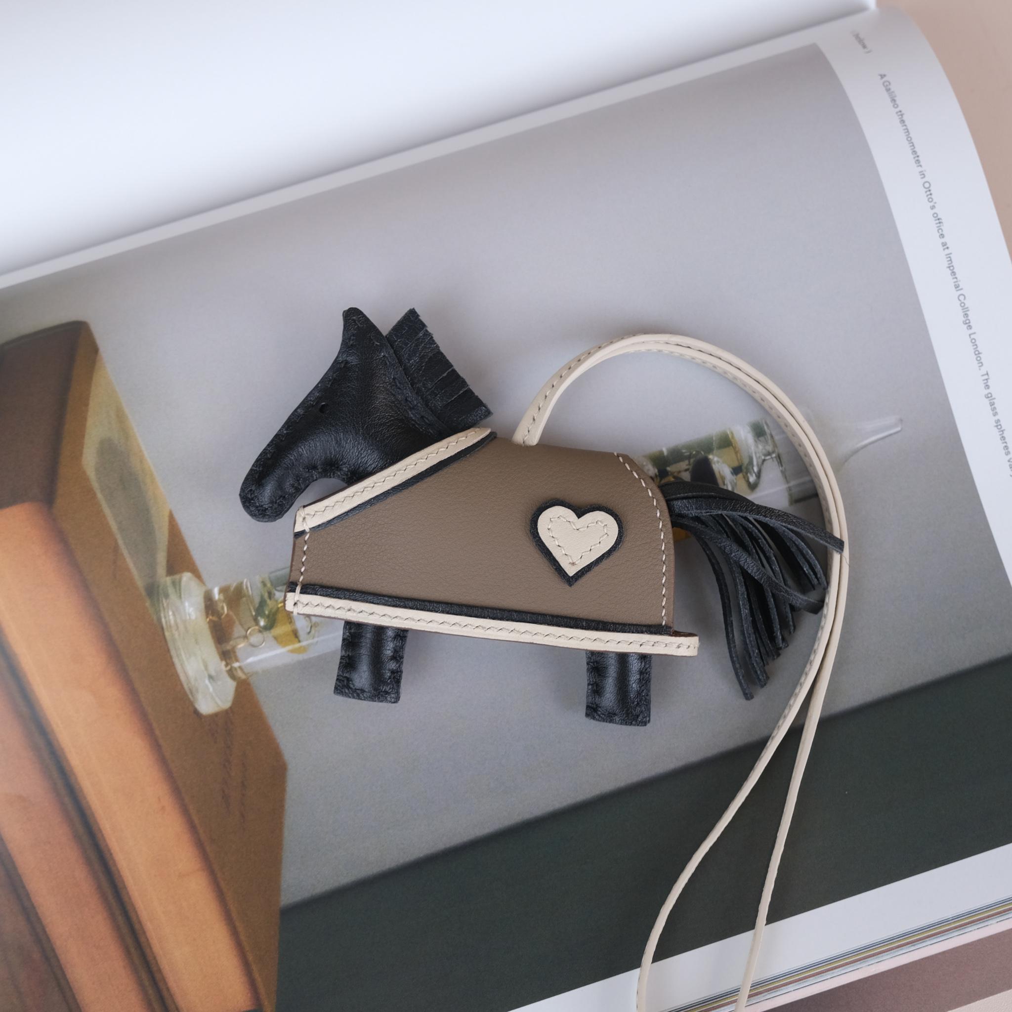 Sản Xuất Charm Da Theo Yêu Cầu – Phụ Kiện Túi Xách