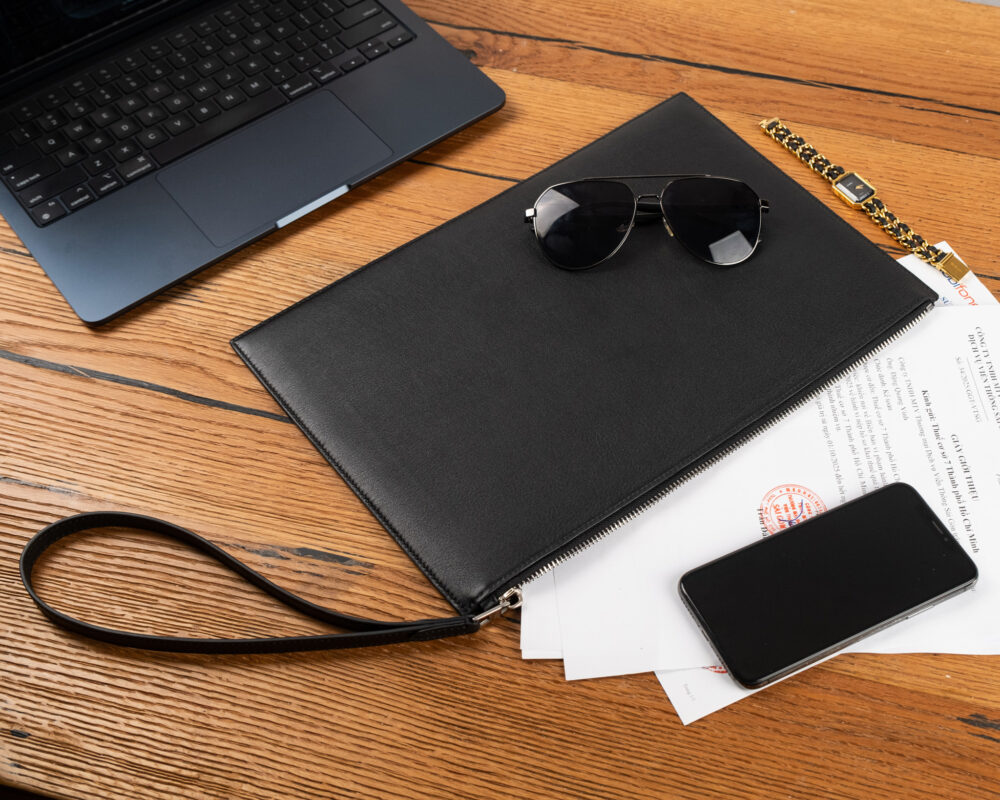 Clutch Đen Da Bò Nappa & Da Swift