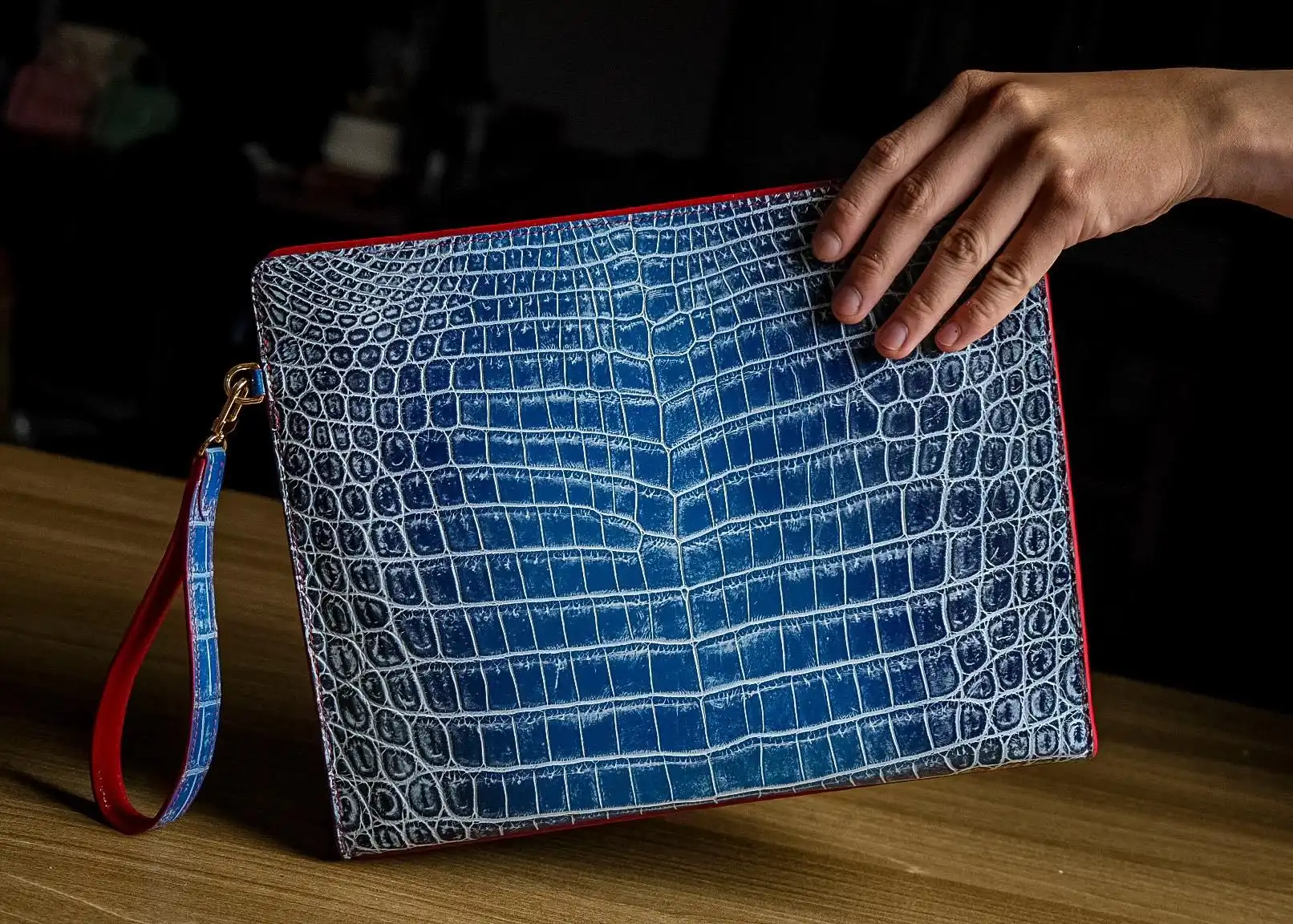 Da Cá Sấu Và Da đà điểu: So Sánh để Chọn đúng Chất Da Cao Cấp